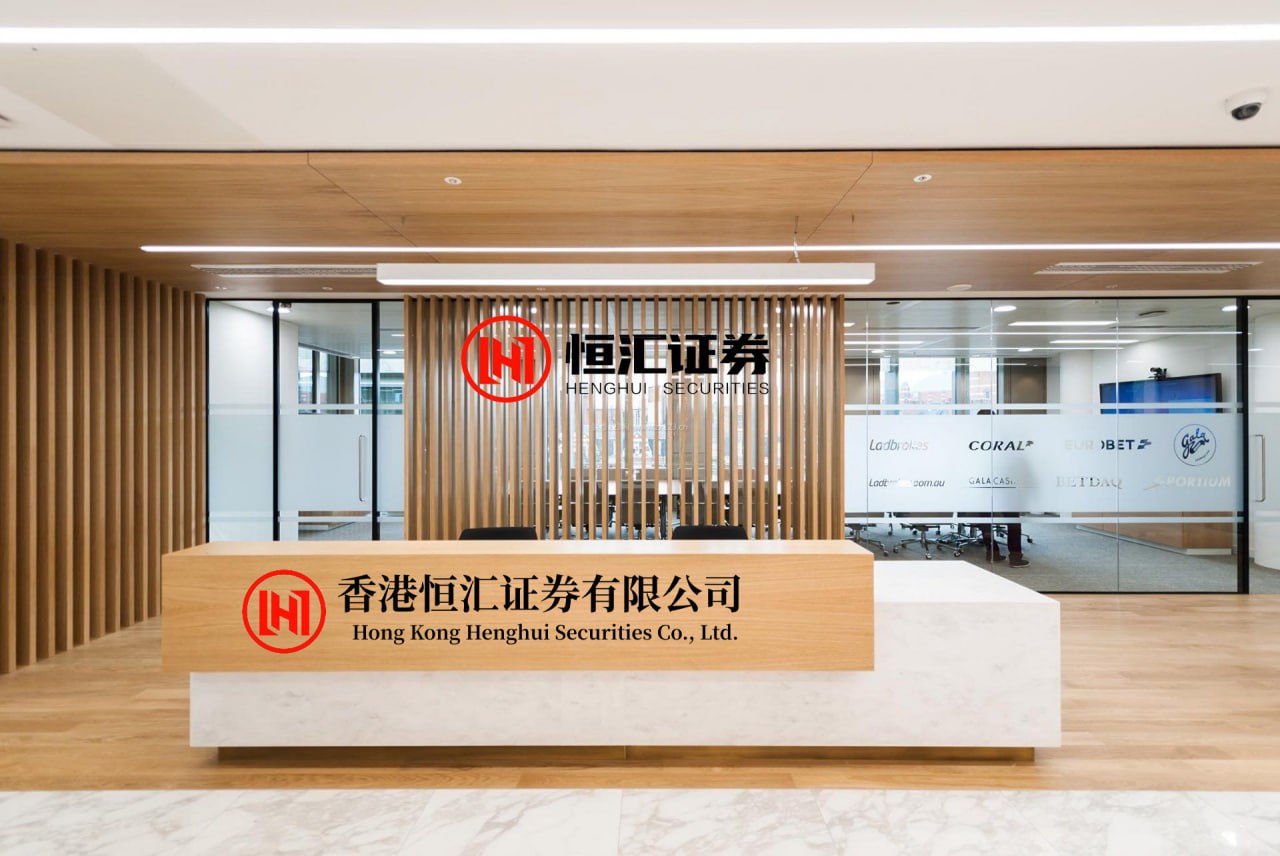 京海策略 加入我们吗？詹姆斯在野外被一只鹿驻足观察许久